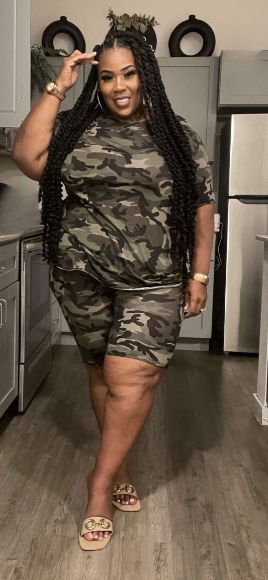 PLUS SIZE CAMOFLAGUE 2-PIECE CHILL SHORT SET